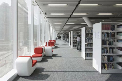 空中之城的作用是图书馆，同时将竖向的几座教学楼连接在一起